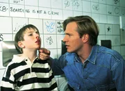 Der Lehrer Rene Schulte untersucht die Verletzung von Patrick. Patrick verschweigt ihm, dass Maik ihn geschlagen hat.