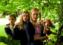 Neugierig und fasziniert beobachten Hanni (Jana M&uuml;nster), Nanni (Sophia M&uuml;nster), Daniela (Nele Guderian) und Lilly (Luisa Spaniel) die Fecht&uuml;bungen von Phillipe, dem attraktiven Neffen von Mademoiselle Bertoux.