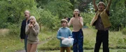 Elmar bricht im Schuppen ein. Seine Gro&szlig;eltern (Michael Wittenborn & Hedi Kriegeskotte), seine Geschwister (Theo Kretschmer & Lilli Lacher) und der Nachbar, Nick (Jona Volkmann) schauen zu und erschrecken sich.