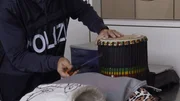 Bunt und auff&auml;llig: Eine Trommel im Rasta-Look weckt die Neugier der Einsatzkr&auml;fte - was verbirgt sich im Inneren?