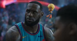 LeBron James (l.)