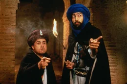L-R: Ralph (Danny DeVito) und Tarak (Paul David Magid)