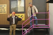 Kann und will Tom (Brian Howe, l.) Mike (Neil Flynn, r.) beistehen, als diesem bei der Arbeit etwas Peinliches passiert? Kann und will Tom (Brian Howe, l.) Mike (Neil Flynn, r.) beistehen, als diesem bei der Arbeit etwas Peinliches passiert?