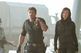 Barney Ross (Sylvester Stallone) und Maggie (Nan Yu)    +++ Die Verwendung des sendungsbezogenen Materials ist nur mit dem Hinweis und Verlinkung auf RTL+ gestattet. +++