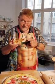 Bericht zum Jubil&auml;um der Kuppelshow "Geld oder Liebe"; J&uuml;rgen von der Lippe backt Pizza f&uuml;r seine damaligen Mitstreiter.