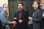Ein neuer Fall besch&auml;ftigt Jonathan 'Prophet' Simms (Michael Kelly, l.), Rossi (Joe Mantegna, M.) und Reid (Matthew Gray Gubler, r.).