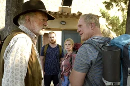 Helmut (Michael Gwisdek, li.) und sein Sohn Klaus (Harald Krassnitzer) geraten wie immer aneinander. Mark (Tino Mewes) und Stefanie (Jennifer Ulrich) schauen zu.