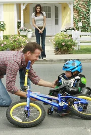 In der kurzen Zeit, in der er da ist, versucht er seinem Sohn (Mason Vale Cotton, r.) das Fahrradfahren beizubringen, doch ganz gelingt es Mike (James Denton, l.) nicht. Wieder einmal übernimmt Susans (Teri Hatcher, hinten) Freund Jackson diese väterliche Pflicht ... In der kurzen Zeit, in der er da ist, versucht er seinem Sohn (Mason Vale Cotton, r.) das Fahrradfahren beizubringen, doch ganz gelingt es Mike (James Denton, l.) nicht. Wieder einmal übernimmt Susans (Teri Hatcher, hinten) Freund Jackson diese väterliche Pflicht ...