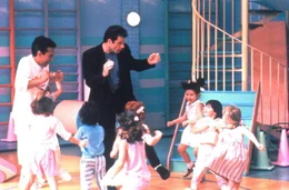 James ( John Travolta) sorgt f&uuml;r Saturday Night Fever im Kindergarten.