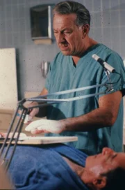 Dr. Matthews besetzt neuerdings im Pratt-Hospital freie Stellen auch mit farbigen &Auml;rzten. Als einer von diesen pl&ouml;tzlich und unerkl&auml;rlich einen Patienten verliert, wird Quincy (Jack Klugman) eingeschaltet. Doch der findet keine plausible Erkl&auml;rung f&uuml;r den Tod des Patienten ...