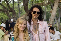 Nach der absolut katastrophalen Trennung von seiner Freundin Sarah beschlie&szlig;t Peter, auf Hawaii Urlaub zu machen. Allerdings haben Sarah (Kristen Bell, l.) und ihr neuer Freund (Russell Brand, r.) die gleiche Idee ...