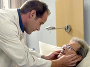 Peter Britz (Ezard Haußmann, re.) leidet an einer Arteriitis temporalis. Dr. Achim Kreutzer (Johannes Steck, li.) klärt Britz auf, dass er ohne Behandlung erblinden wird. Peter Britz will davon nichts hören. Peter Britz (Ezard Haußmann, re.) leidet an einer Arteriitis temporalis. Dr. Achim Kreutzer (Johannes Steck, li.) klärt Britz auf, dass er ohne Behandlung erblinden wird. Peter Britz will davon nichts hören.