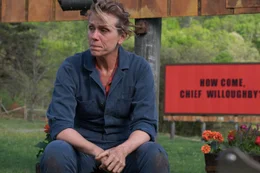 Mildred Hayes (Frances McDormand) trauert bei den von ihr beauftragten Gro&szlig;plakaten, mit denen sie die Unt&auml;tigkeit der lokalen Polizei im Mordfall ihrer jugendlichen Tochter anprangert.
