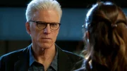 D.B. Russell (Ted Danson) hört aufmerksam der Erklärung der Anwältin Jill McDermott zu. D.B. Russell (Ted Danson) hört aufmerksam der Erklärung der Anwältin Jill McDermott zu.