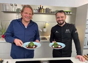 So lecker kann Rote Bete sein: Mit hauchdünnem Carpaccio getopped mit Belugalinsen wollen Spitzenkoch Björn Freitag (l) und Alexander Wulf auch Rote Bete-Muffel überzeugen. So lecker kann Rote Bete sein: Mit hauchdünnem Carpaccio getopped mit Belugalinsen wollen Spitzenkoch Björn Freitag (l) und Alexander Wulf auch Rote Bete-Muffel überzeugen.