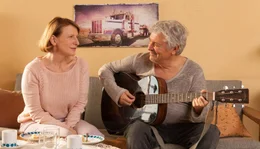 Stehen beide auf Gitarren-Rock: Kassiererin Emma Beeskow (Dagmar Manzel) und der Obdachlose August von Zinnerberg (Henry H&uuml;bchen).