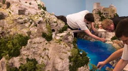 Seit der Erster&ouml;ffnung im Sommer 2001 wurden die urspr&uuml;nglichen drei Anlageabschnitte um zahlreiche neue Strecken erweitert. Bis 2020 soll sich die Gesamtfl&auml;che des &bdquo;Miniatur Wunderlandes&ldquo; auf stolze 10.000 Quadratmeter vergr&ouml;&szlig;ern.