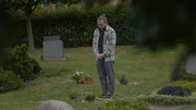 Vor seiner Abfahrt nach Riga besucht Felix das Grab seines Vaters.