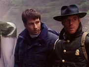 Der FBI-Agent Mulder (David Duchovny, l.) und Larry Moore (Jason Beghe, r.) von der Forstverwaltung stehen fassungslos vor der Leiche ihres Mitstreiters.