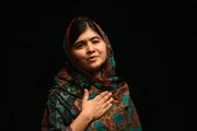 Malala Yousafzai begrüßt das Publikum bei einer Pressekonferenz in der Library of Birmingham, nachdem sie in Birmingham (England) als Trägerin des Friedensnobelpreises bekannt gegeben wurde. Die pakistanische Aktivistin erhielt den Preis gemeinsam mit Kailash Satyarthi aus Indien. Malala Yousafzai begrüßt das Publikum bei einer Pressekonferenz in der Library of Birmingham, nachdem sie in Birmingham (England) als Trägerin des Friedensnobelpreises bekannt gegeben wurde. Die pakistanische Aktivistin erhielt den Preis gemeinsam mit Kailash Satyarthi aus Indien.