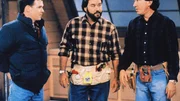 Tim (Tim Allen, re.) engagiert seinen arbeitslos gewordenen Bruder Marty (William O'Leary, li.) für den Bau der neuen Tool Time-Dekoration. Doch die Zusammenarbeit erweist sich als problematisch...(Mi. Richard Karn). Tim (Tim Allen, re.) engagiert seinen arbeitslos gewordenen Bruder Marty (William O'Leary, li.) für den Bau der neuen Tool Time-Dekoration. Doch die Zusammenarbeit erweist sich als problematisch...(Mi. Richard Karn).