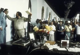 Hilfe zur Selbsthilfe: Banana Joe (Bud Spencer) nimmt sein Problem selbst in die Hand und beglaubigt seine und die Papiere der anderen Bittsteller ...