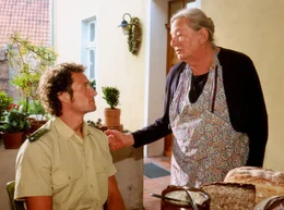 Der nette Polizist Thomas (Markus Kn&uuml;fken) sucht Rat bei seiner Oma Grete (Gudrun Okras).
