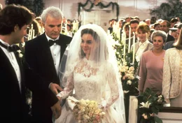 Am Tag der Hochzeit ist George (Steve Martin) &uuml;berw&auml;ltigt von seiner Tochter Annie (Kimberly Williams), die eine wundersch&ouml;ne Braut abgibt.
