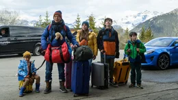 Antoine und seine Kinder bewundern von au&szlig;en das Luxushotel, in dem sie dank ihres neuen Schwagers kostenlos unterkommen. Von links: Jojo (Evan Paturel), Antoine (Franck Dubosc), Chlo&eacute; (Violette Guillon), Arthur (Swan Joulin), Maxime (Ilan Debrabant)