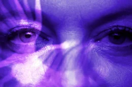 Der Dokumentarfilm &bdquo;Brainwashed: Sex-Camera-Power&ldquo; f&uuml;hrt eindringlich vor Augen, wie die visuelle Sprache des Kinos Frauen entmachtet und somit ihre gesellschaftliche Wahrnehmung damals wie heute manipuliert.