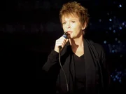 ALiedermacherin Dunja (Katrin Sass) singt bei ihrem Auftritt in Erfurt verbotene Lieder.