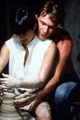 Sie sind jung, verliebt und gl&uuml;cklich: der erfolgreiche Banker Sam (Patrick Swayze, r.) und seine Freundin, die aparte K&uuml;nstlerin Molly (Demi Moore, l.).