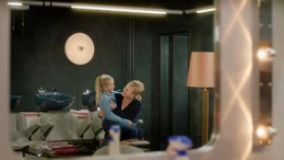 Stine (Beppie Melissen) hat eine &Uuml;berraschung f&uuml;r ihre Enkelin Romy (Vita Heijmen): Sie will, dass sie eines Tages ihren Friseursalon &uuml;bernimmt.