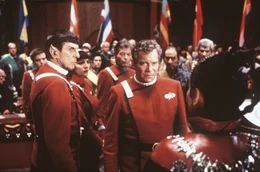 Captain Kirk (William Shatner, r.) und Mr. Spock (Leonard Nimoy, l.) sollen der Klingonischen Delegation unter Leitung von Kanzler Gorkon das Geleit zu den Friedensverhandlungen geben. Doch auf der Enterprise geschieht ein Mord, der dramatische Folgen hat ...