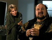 Die SG-1-Mitglieder, darunter Dr. Carter (Amanda Tapping), sehen einen Mann namens Urgo (Dom DeLuise), bei dem es sich in Wirklichkeit um eine Projektion aus einem Mikrochip handelt...