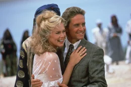 L-R: Joan Wilder (Kathleen Turner), Jack Colton (Michael Douglas)