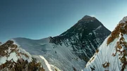 Im Osten des Himalaja erhebt sich der Mount Everest - mit 8848 Metern der höchste Berg der Erde.