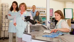 Ihr Leben ist der Alltag im Supermarkt: Kassiererin Emma Beeskow (Dagmar Manzel, rechts) mit ihren Kolleginnen Steffi (Marie R&ouml;nnebeck, links) und Sandra (Regine Hentschel, 2. von links) sowie ihrem Kollegen Jarcek (Pit Bukowski, hinten Mitte). Oma Helga (Us Conradi) z&auml;hlt zu den Hauptkunden.