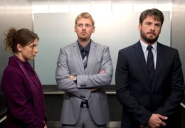Eine kurz Fahrt mit dem Fahrstuhl kann verdammt lange sein: Lina (Julia Brendler) mit ihrem Freund Daniel (Martin Gruber, Mitte) und ihrer gro&szlig;en Liebe Markus (Stephan Luca).