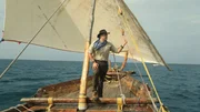 Gastgeber Josh Gates auf einem Segelboot vor der Küste von Sansibar, Tansania Gastgeber Josh Gates auf einem Segelboot vor der Küste von Sansibar, Tansania
