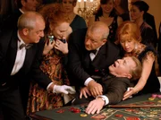 Gro&szlig;es Theater: Edith (Karin Thaler, re.), Viktoria (Daniela D. K&ouml;nig, 2.v.re.), Otto (Leonard Lansink, 2.v.re.) und Butler Simon (Michael Vogtmann, li.) geraten in Panik, als Graf Emanuel (Fritz Wepper, Mitte) pl&ouml;tzlich einen "Zusammenbruch" erleidet.