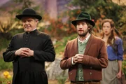 Burgl (Isabella Jantz) und Lorenz (Sebastian Edtbauer) treffen auf den Dorfpfarrer (Götz Burger).