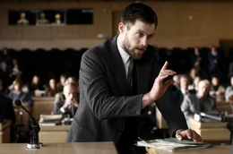 Um den Schaden an den "Lebensborn"-Kindern zu beheben, enth&uuml;llt Sven Solbach (Ken Duken) die Wahrheit &uuml;ber Katherines Identit&auml;t.