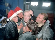 Schumann (Lutz Herkenrath, Mi.) ist im K&uuml;hlhaus eingefroren! Die Kollegen m&uuml;ssen ihn wieder warm rubbeln (v.li.: Gaby K&ouml;ster, Kevin Lorenz, vorne Franziska Traub, re. Georg Alfred Wittner).