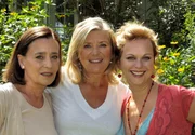 Charlotte (Jutta Speidel, Mitte), ihre Schwester Karin (Cornelia Schmaus, links) und Gabi (Edda Leesch) verstehen sich pr&auml;chtig.