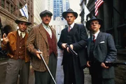 Oscar Wallace (Charles Martin Smith, r.), Eliot Ness (Kevin Costner, 2.v.r.), Jim Malone (Sean Connery, 2.v.l.) und George Stone (Andy Garcia, l.) sind entschlossen, den Kampf gegen Al Capone aufzunehmen ...