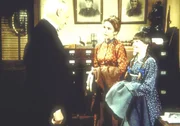 Laura Ingalls (Melissa Gilbert, M.), in Begleitung ihrer Nichte Jenny (Shannen Doherthy, r.), wird von dem Verleger Broxton (William Prince) empfangen, dem sie ihr Buch zur Beurteilung geschickt hat.