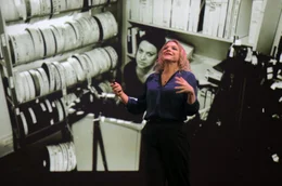 Im Dokumentarfilm stellt Filmemacherin Nina Menkes anhand von zahlreichen Filmausschnitten die erschreckenden Auswirkungen des &bdquo;m&auml;nnlichen Blicks&ldquo; bei Filmproduktionen heraus.