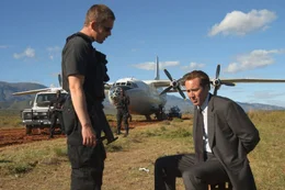 Damit die Beh&ouml;rden bei ihrer Ankunft keine Beweise vorfinden, hat Yuri (Nicolas Cage, r.) die gesamte Waffenladung an die Bev&ouml;lkerung verschenkt. Als Valentine (Ethan Hawke) schlie&szlig;lich ankommt, gibt es nichts mehr, wof&uuml;r er Yuri verhaften k&ouml;nnte.