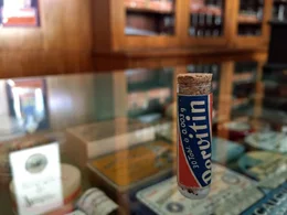 Bildunterschrift: 1938 gehen in deutschen Apotheken die ersten R&ouml;hrchen und Fl&auml;schchen mit Pervitin &uuml;ber den Tresen. Das rezeptfreie Mittel, produziert von den Temmler-Werken, wird schnell zum Verkaufsschlager.